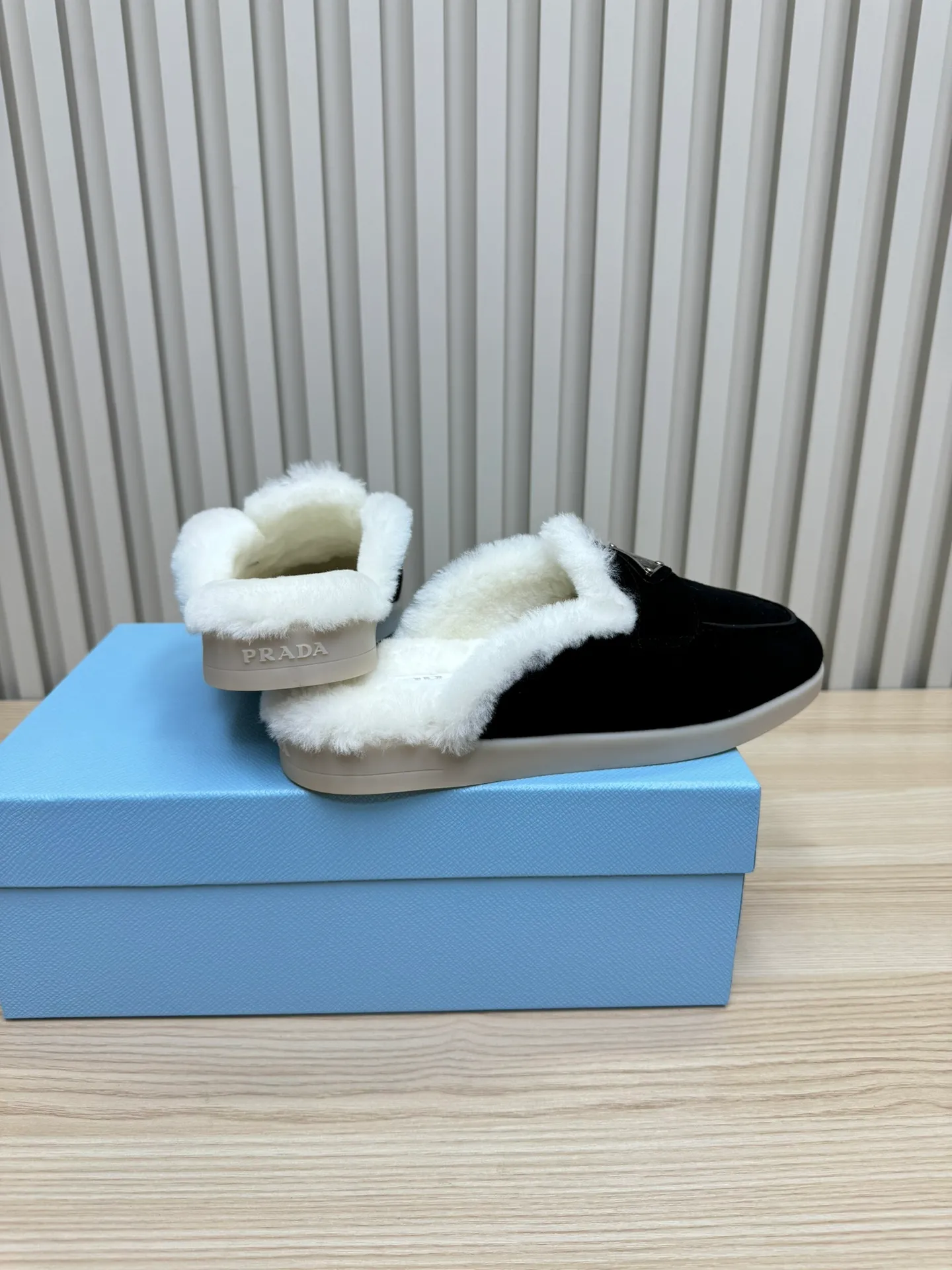 p560 🎉Prada toe-cap wool slippers, officially updated simultaneously, couple models are coming! 💑 Classic triangle buckle design, extremely fashionable. The all-wool lining and feet have excellent thermal insulation properties, allowing you to feel warm even in cold winter days. The comfortable TPU soles are extremely comfortable to wear, as if you are walking on the clouds. 😌 It is an excellent choice whether at home or out. Wear it with your significant other to show off your love and become the focus of street fashion. 💖This winter, let Prada toe-toe wool slippers accompany you, combining warmth and fashion. Come and get it now! 🛍️ Fabric: Imported frosted cowhide Lining: One-piece sheepskin imported from Australia Outsole: Original Tpu absorbent film outsole Female size: 35～41 (41 customized) Male size: 39～45 (45 customized)